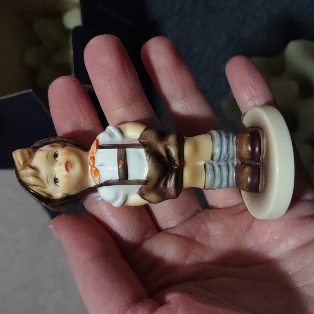 Hummel Club Exclusive Mini Figurine Jungbauer For Keeps
